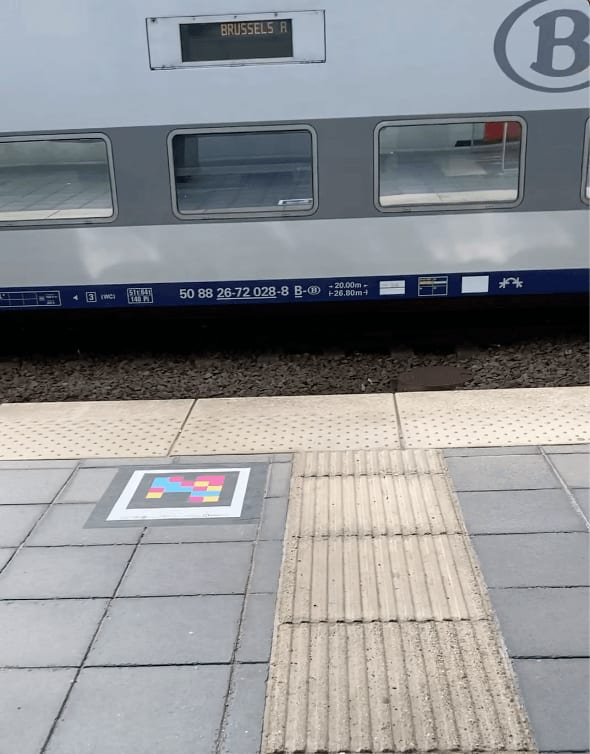 Brussels — Bahnsteig mit Zug nach Brüssel