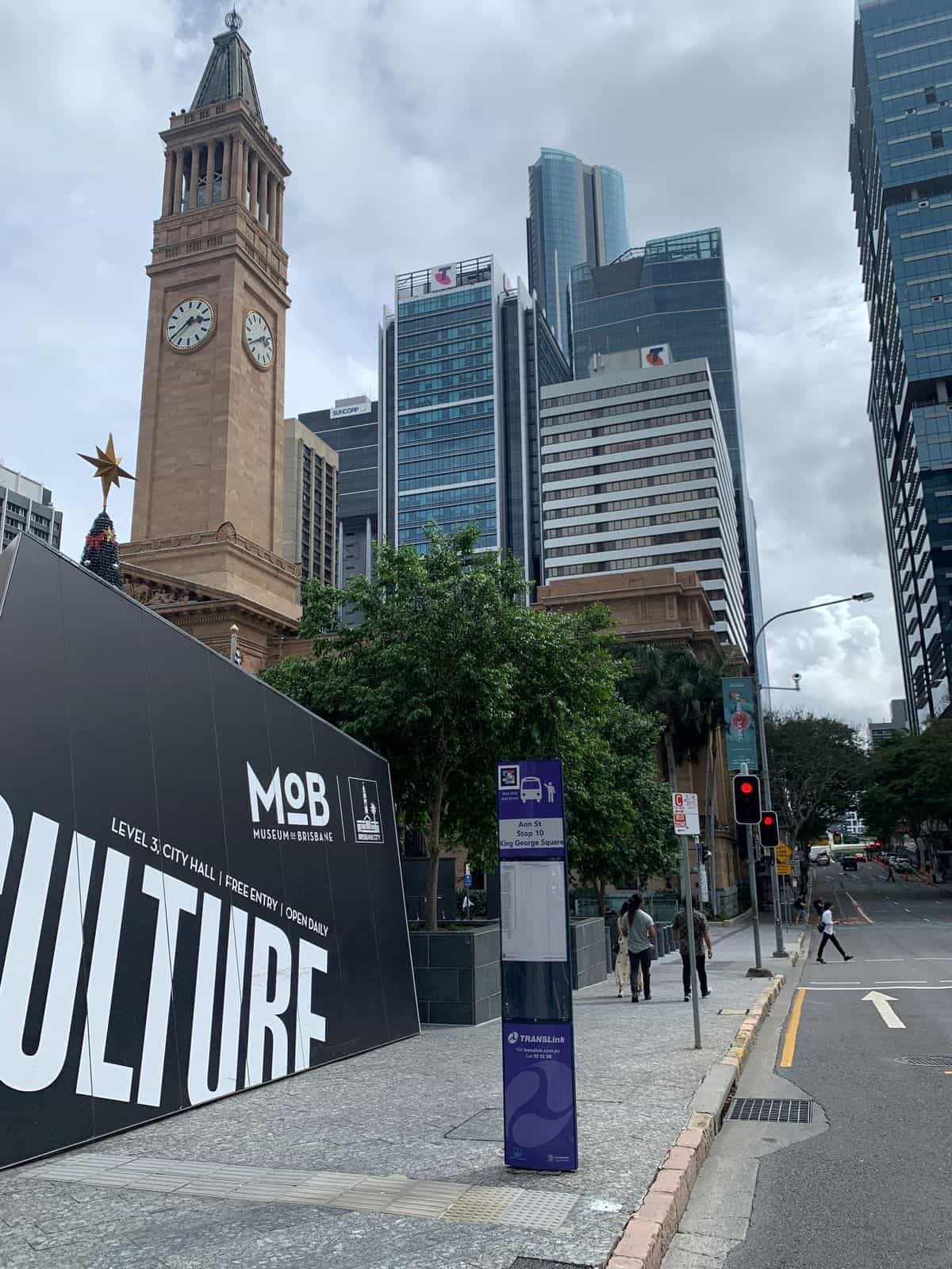 Parada 10 de Ann St (King George Square) en Brisbane: tótem TransLink con código NaviLens en cabecera, junto a la City Hall