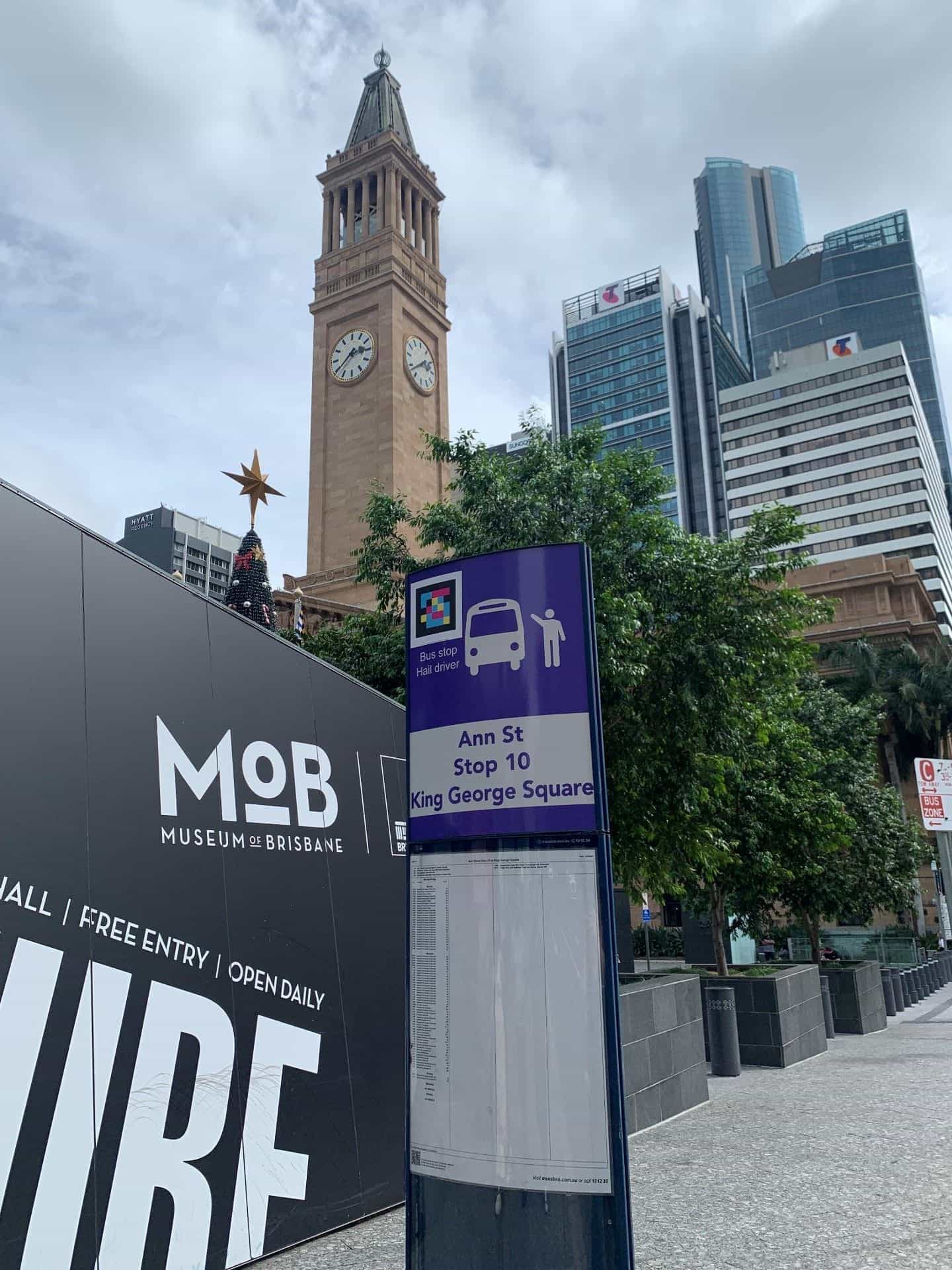 Dettaglio della testata del totem TransLink alla fermata Stop 10 Ann St — King George Square con codice NaviLens