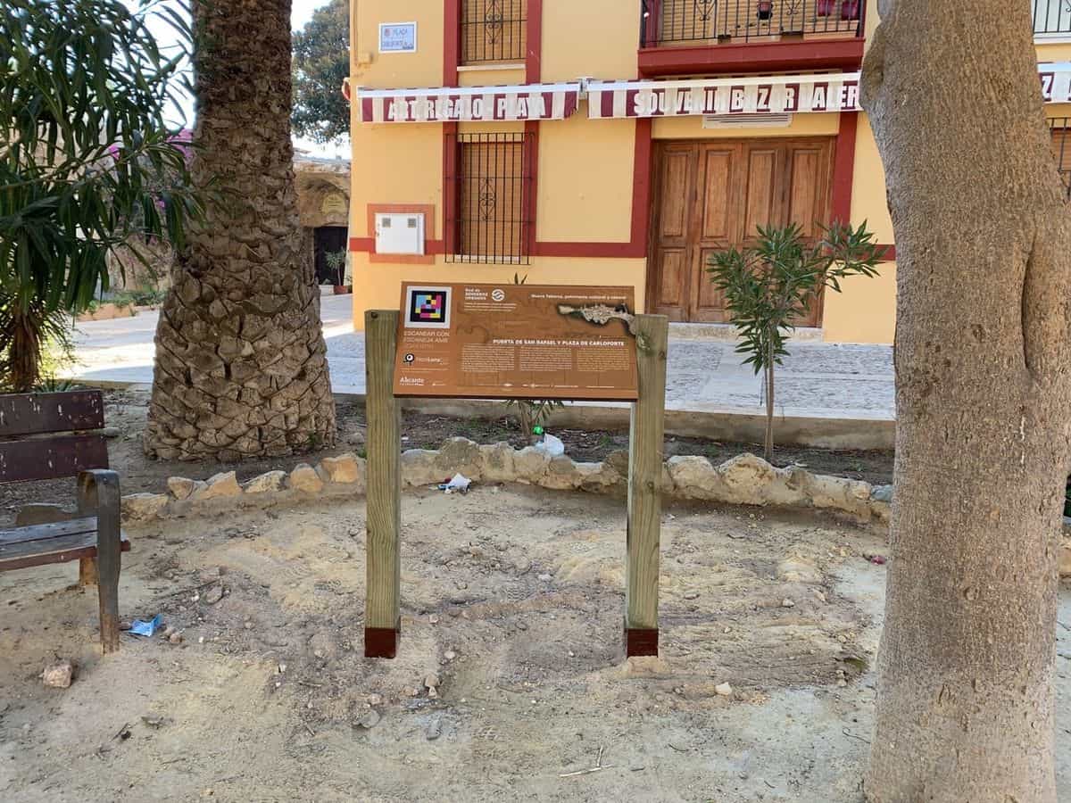 Tafel der Puerta de San Rafael und der Plaza de Carloforte mit NaviLens-Code in Tabarca
