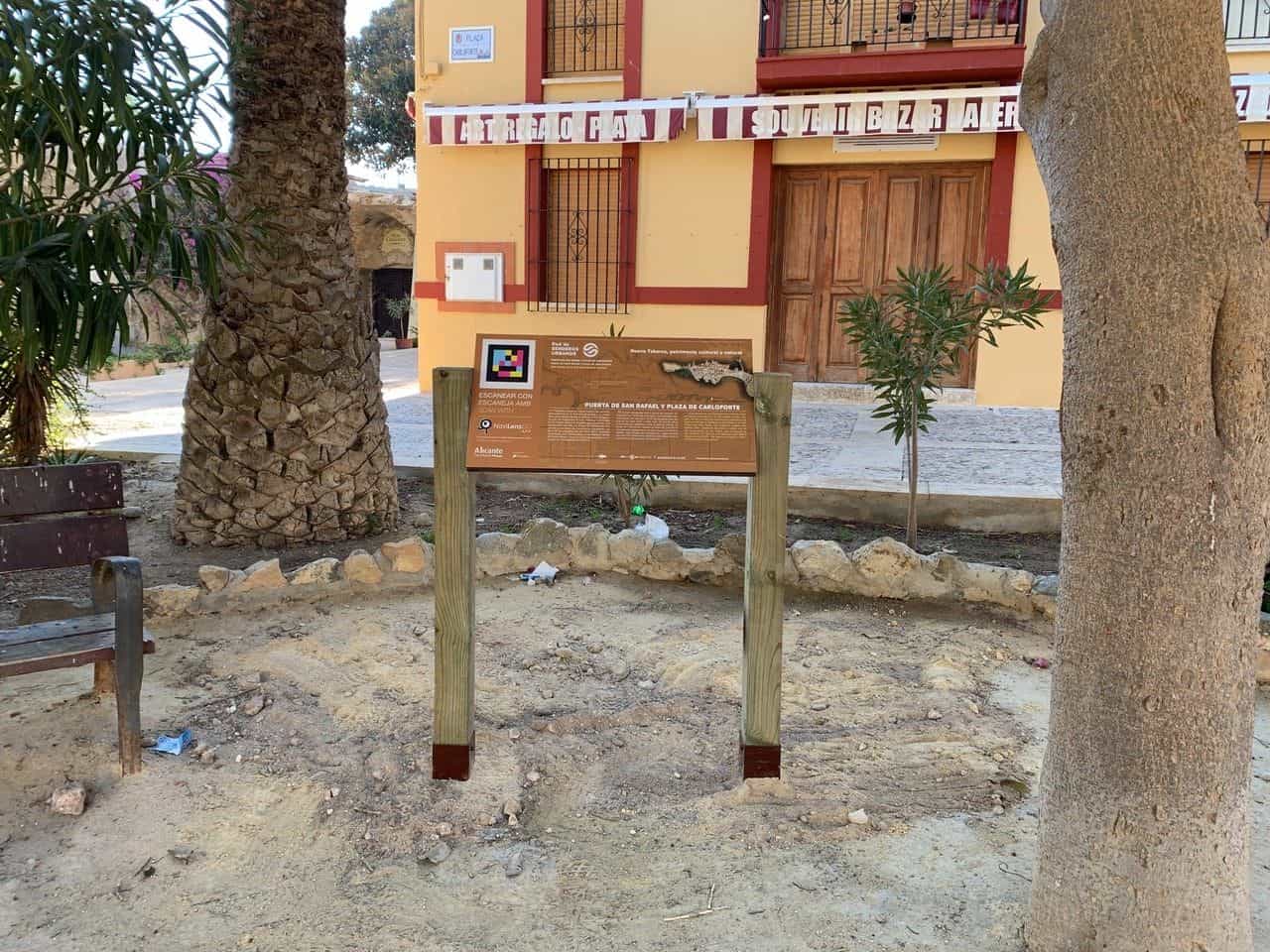 Tafel der Puerta de San Rafael und der Plaza de Carloforte mit NaviLens-Code in Tabarca