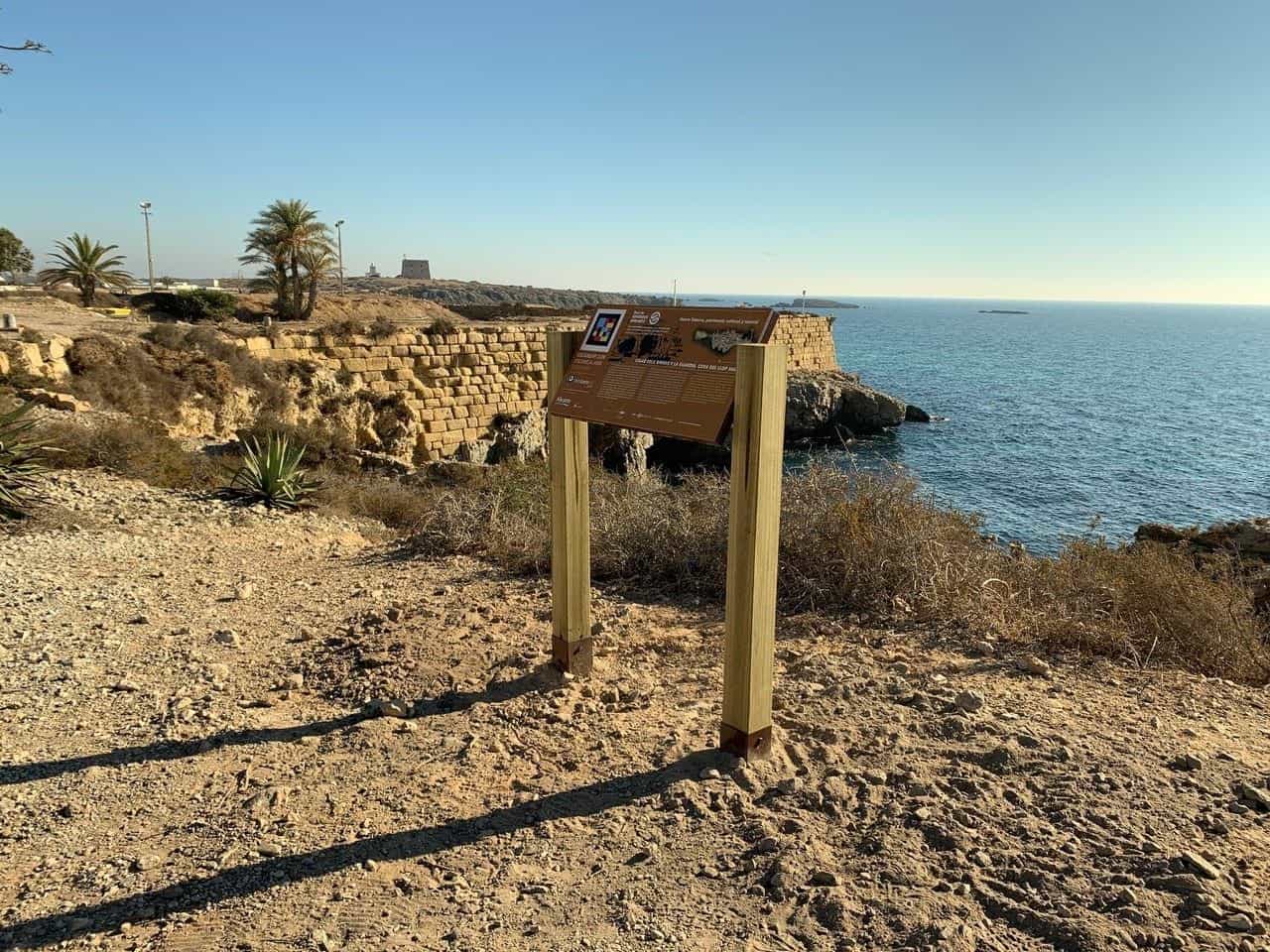 Informationstafel auf dem Weg zum Leuchtturm und zum Torre de San José in Tabarca mit NaviLens-Code