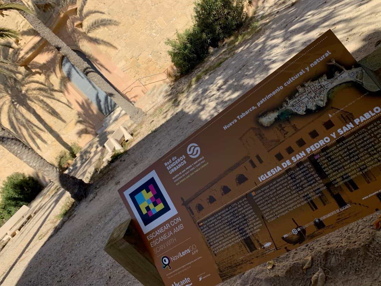 Tafel der Kirche San Pedro y San Pablo in Nueva Tabarca mit NaviLens-Code