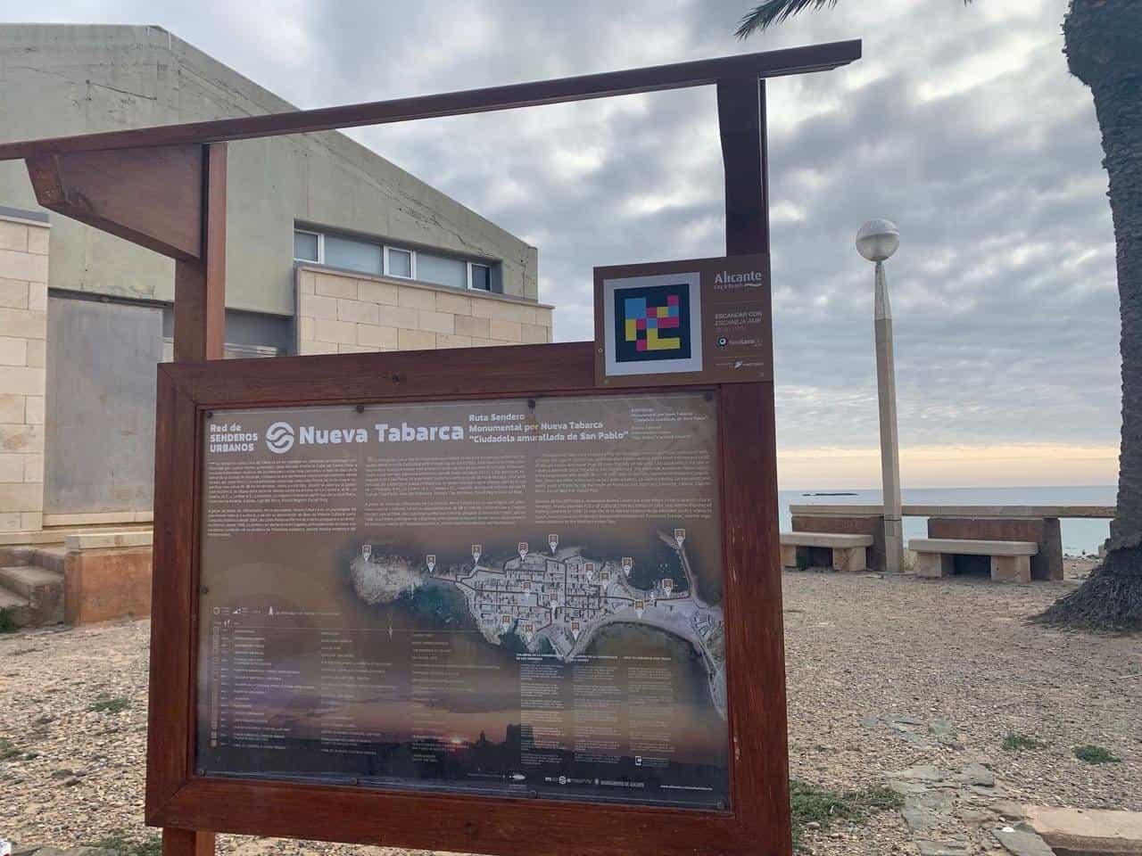 Overview panel of the Nueva Tabarca Urban Trail Network with a visible NaviLens code and the sea in the background