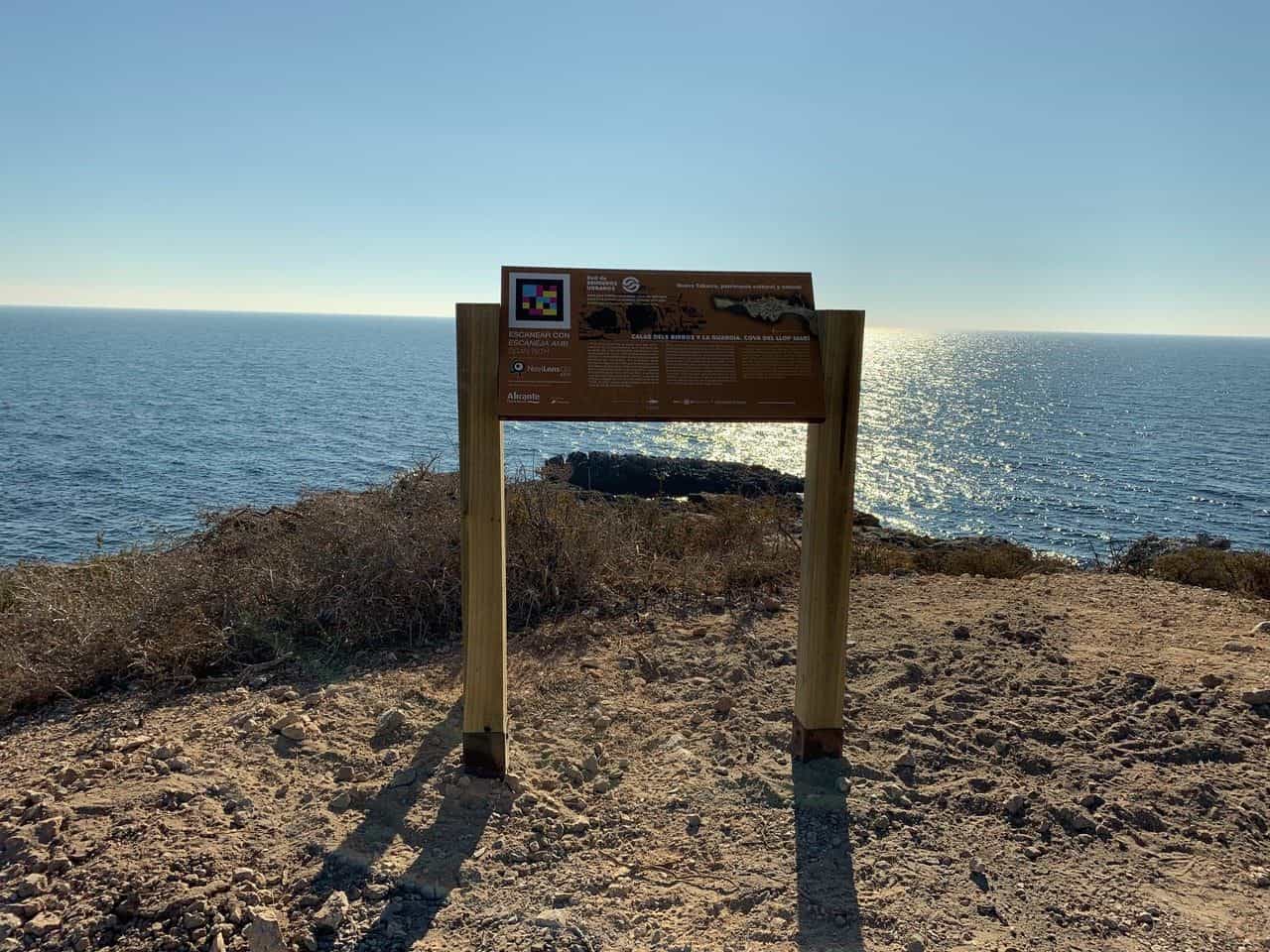 Tafel des Aussichtspunkts über Calas dels Birros, La Guardia und Cova del Llop Marí in Tabarca