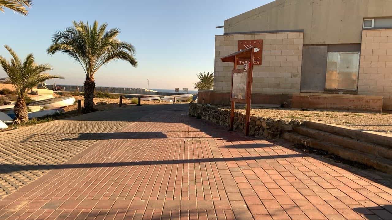 Zugang zum Museum von Nueva Tabarca mit barrierefreiem Weg und taktilem Bodenbelag