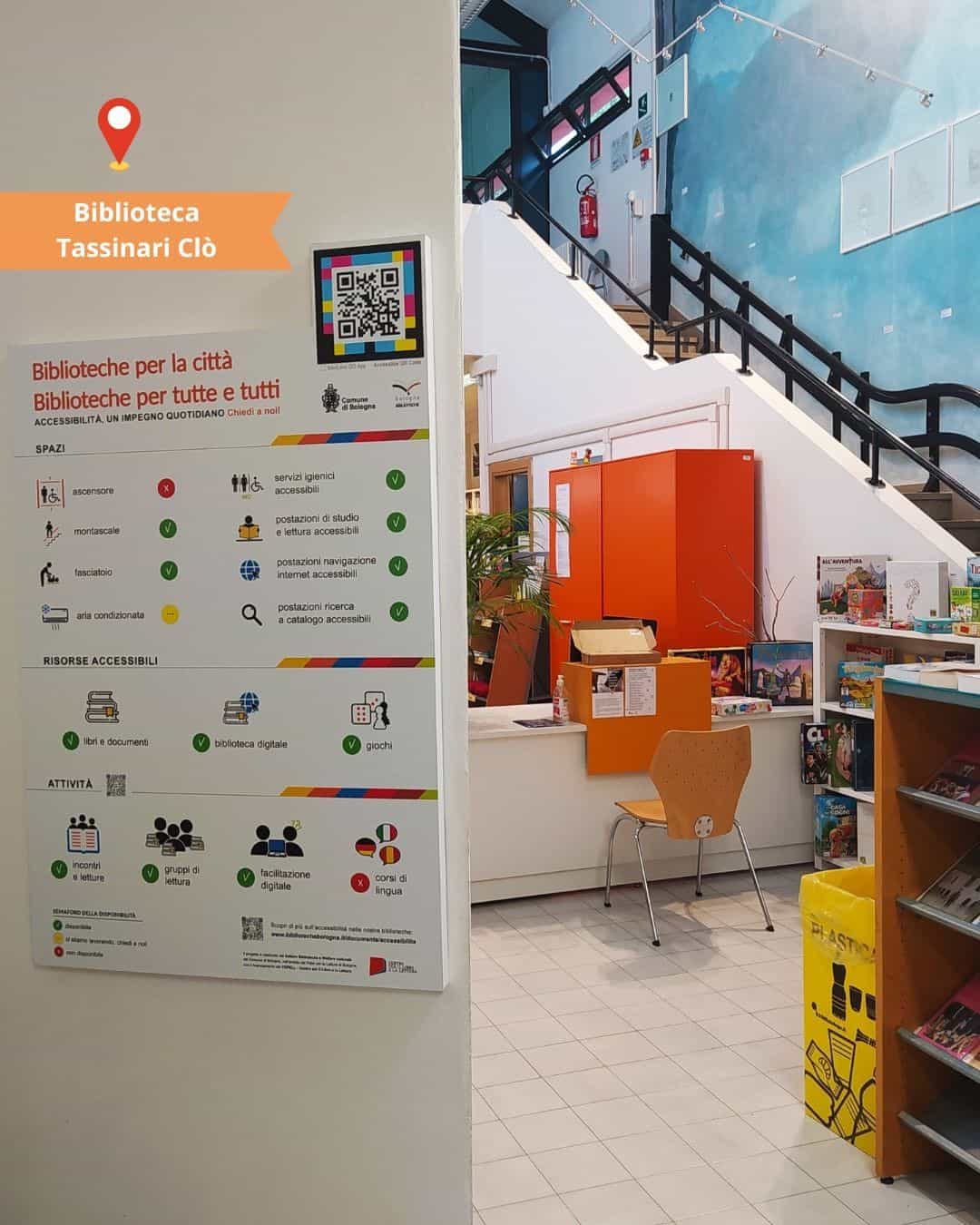 Biblioteche di Bologna — Biblioteca Tassinari Clò con pannello di accessibilità e codice NaviLens NAQR
