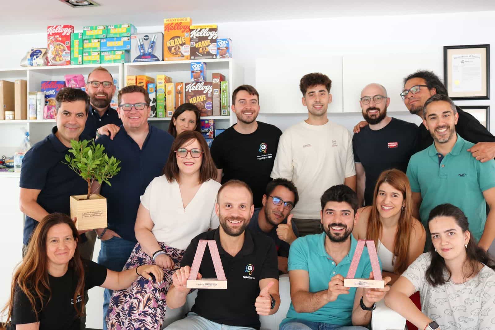 Das NaviLens-Team feiert eine Auszeichnung im Büro in Murcia