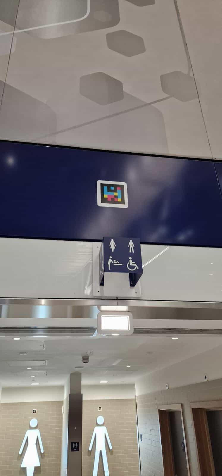 Belfast Grand Central — Toiletten · Hängeschild with NaviLens code