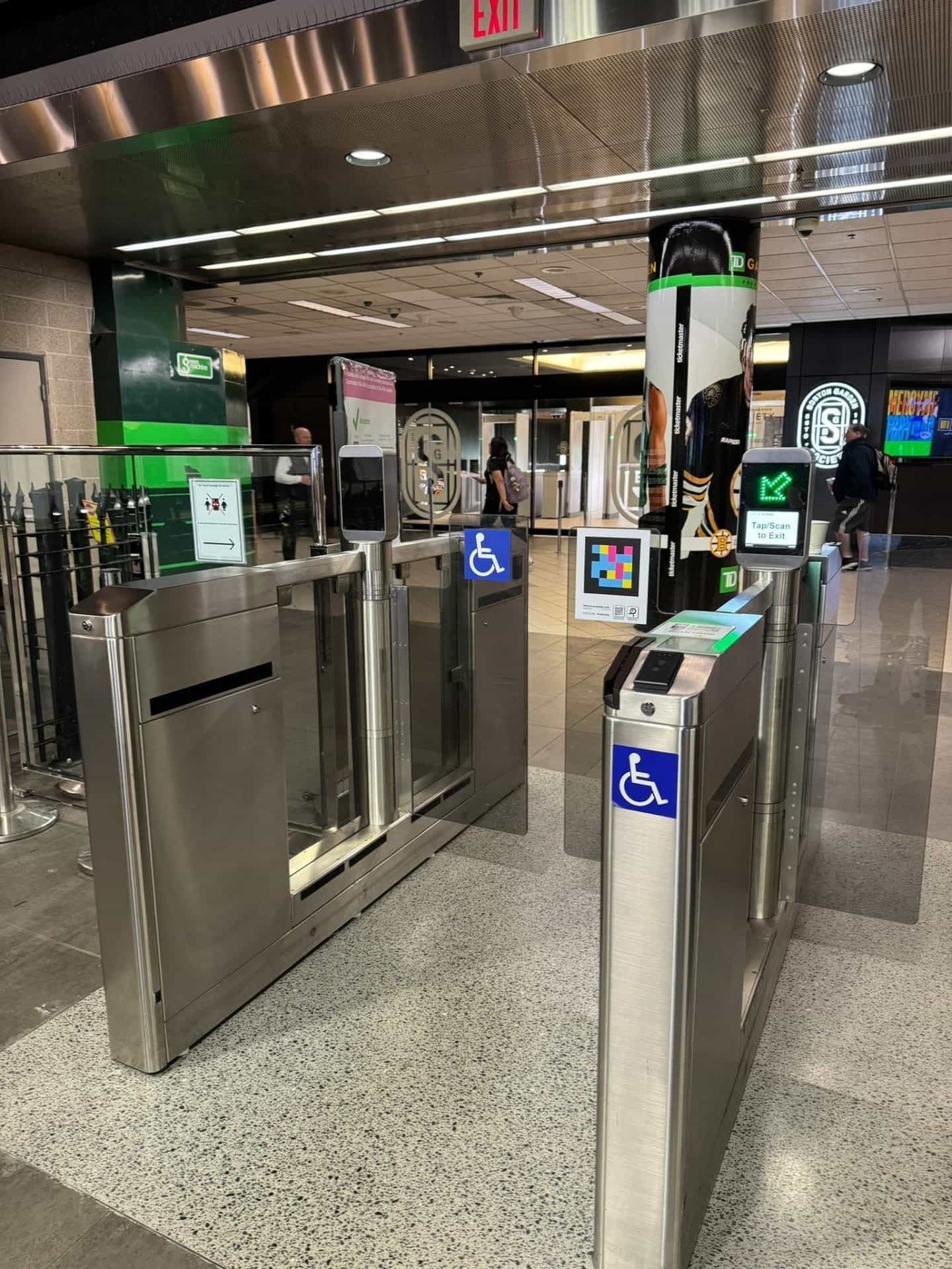 MBTA Commuter Rail — NaviLens付きの出口改札 with NaviLens code