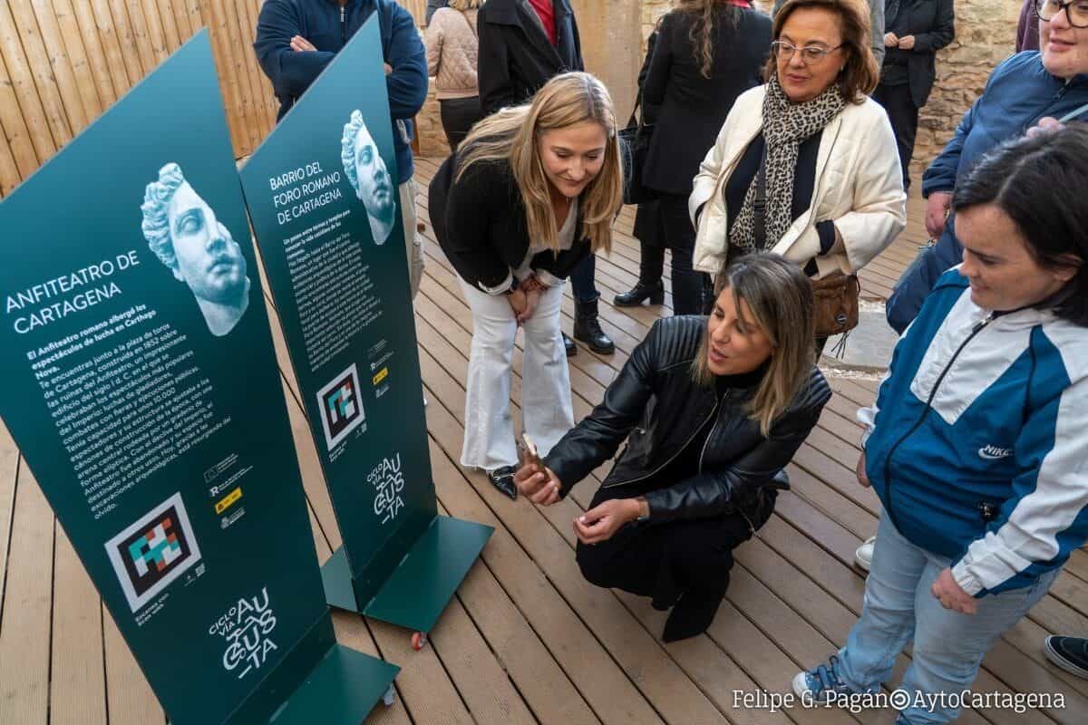Tótems verdes «Anfiteatro de Cartagena» y «Barrio del Foro Romano de Cartagena» con código NaviLens y leyenda «Escanea con Scan with»