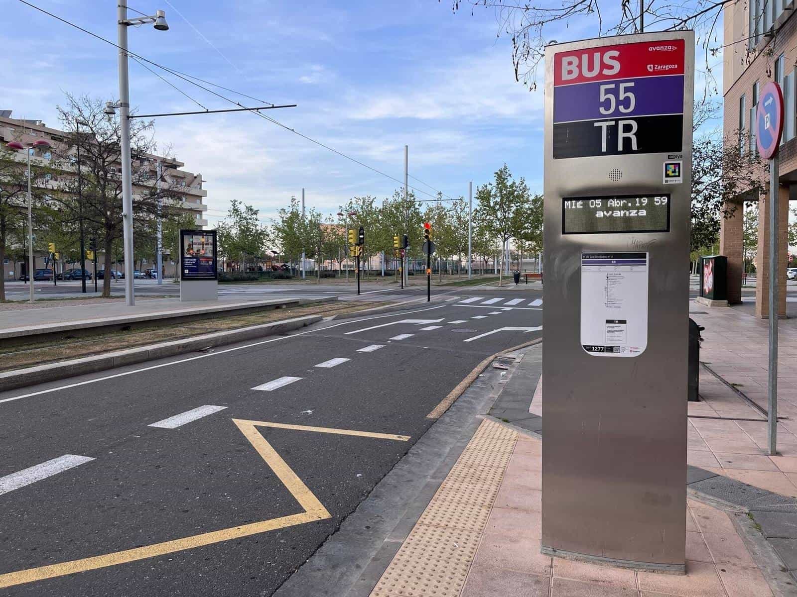 Metallic totem of bus stop 55 / TR Los Olvidados of Avanza Zaragoza with NaviLens code next to the LED waiting time panel