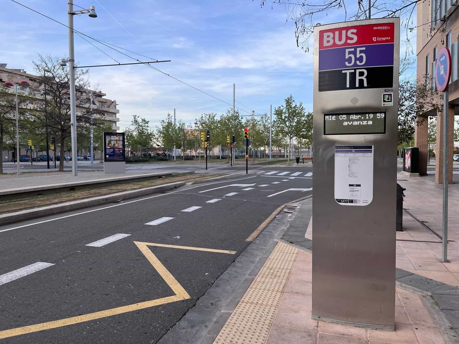 Totem metallico della fermata del bus 55 / TR Los Olvidados di Avanza Zaragoza con codice NaviLens accanto al pannello led dei tempi di attesa