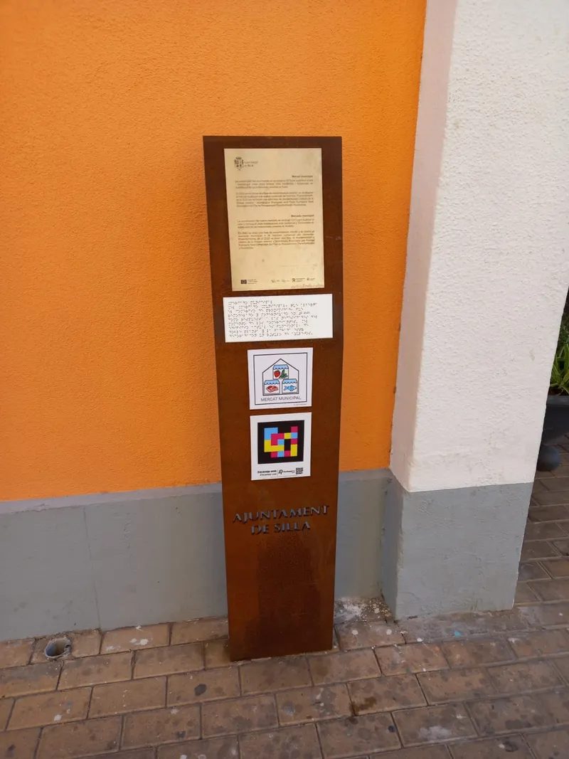 Silla — 12 totems touristiques avec braille, pictogrammes ARASAAC et NaviLens — Silla