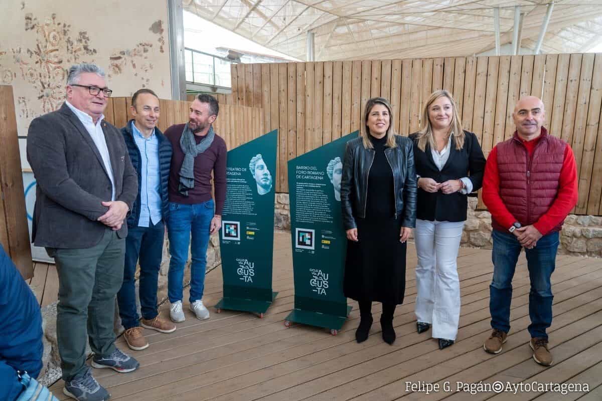 Tótems verdes «Anfiteatro de Cartagena» y «Barrio del Foro Romano de Cartagena» con código NaviLens y leyenda «Escanea con Scan with»