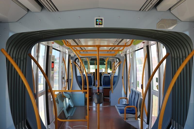 Interior de tranvía con códigos NaviLens