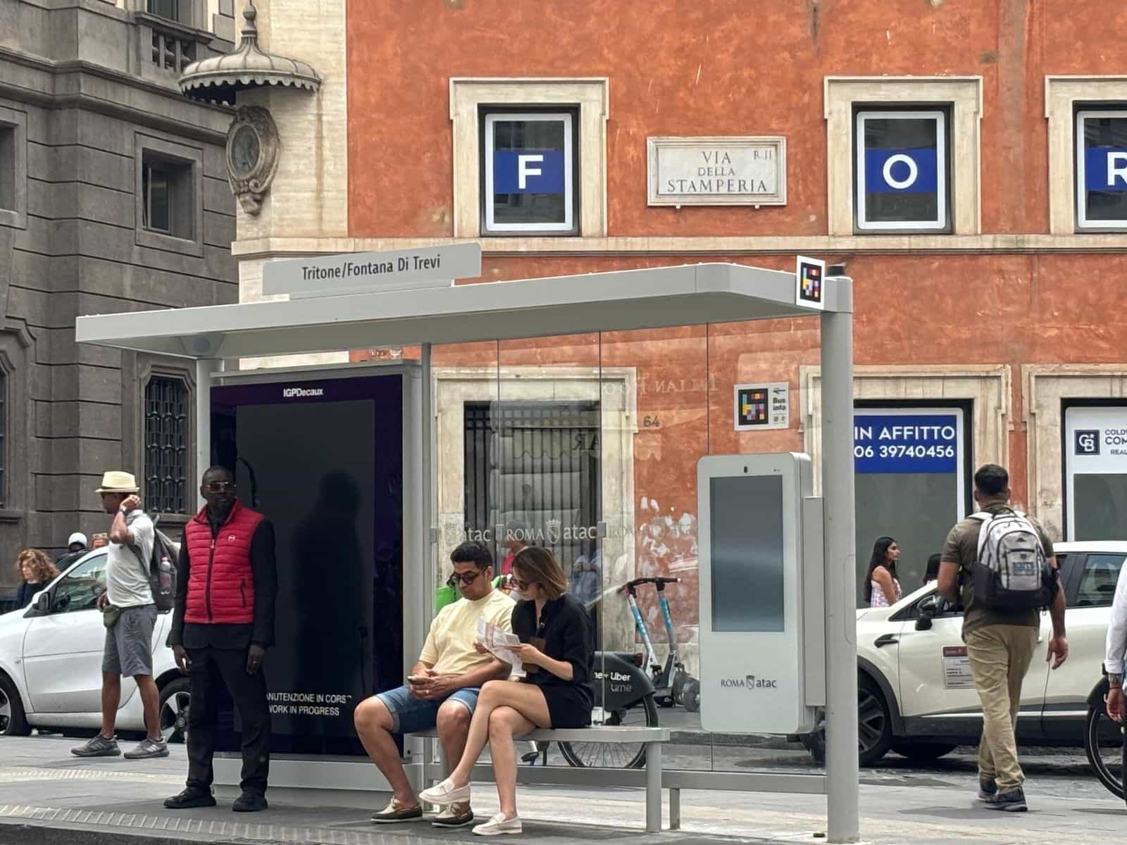 Pensilina Tritone / Fontana di Trevi di ATAC con codice NaviLens montato sulla testata del tetto e un altro codice Bus info applicato sulla facciata adiacente