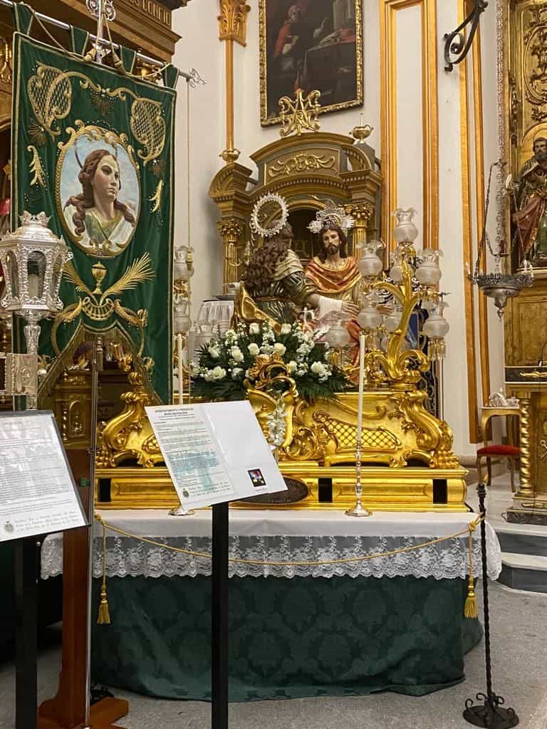 Trono del «Arrepentimiento y Perdón de María Magdalena» con estandarte verde y atril con cartela accesible y código NaviLens