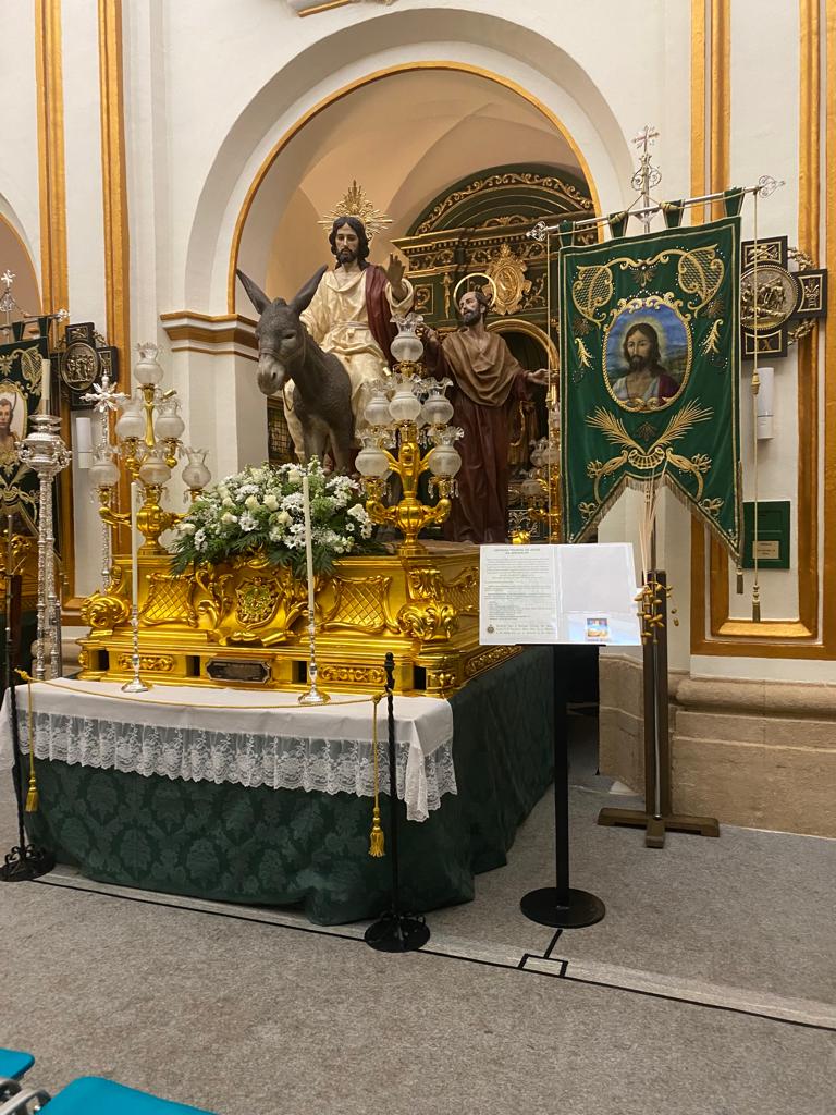 Throne of the «Triumphal Entry of Jesus into Jerusalem» with polychrome figures and a lectern with the caption and NaviLens code