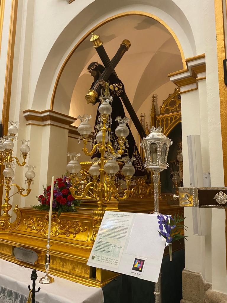 Throne of the Nazarene with Jesus carrying the cross and a lectern with the accessible caption and NaviLens code