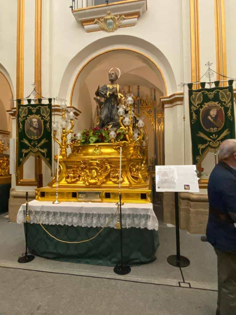 Gilded throne of Saint Peter at the San Pedro Church in Murcia, with silver candelabra and a lectern with the accessible caption and NaviLens code