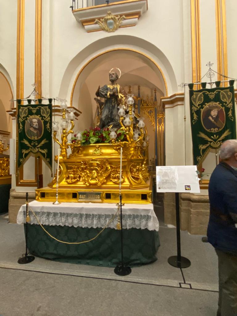 Gilded throne of Saint Peter at the San Pedro Church in Murcia, with silver candelabra and a lectern with the accessible caption and NaviLens code