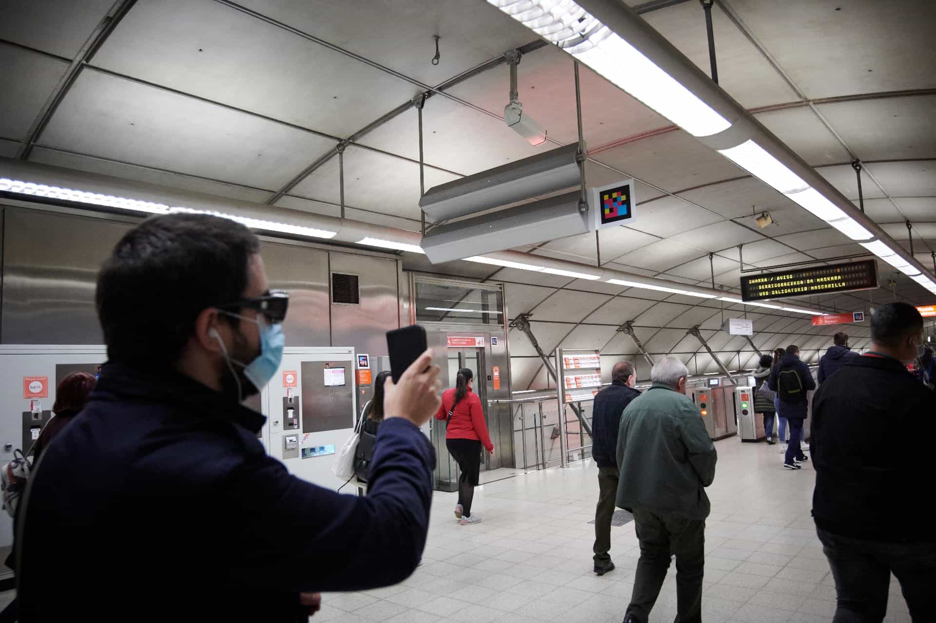 Usuaria escaneando un código NaviLens en una estación de Metro Bilbao