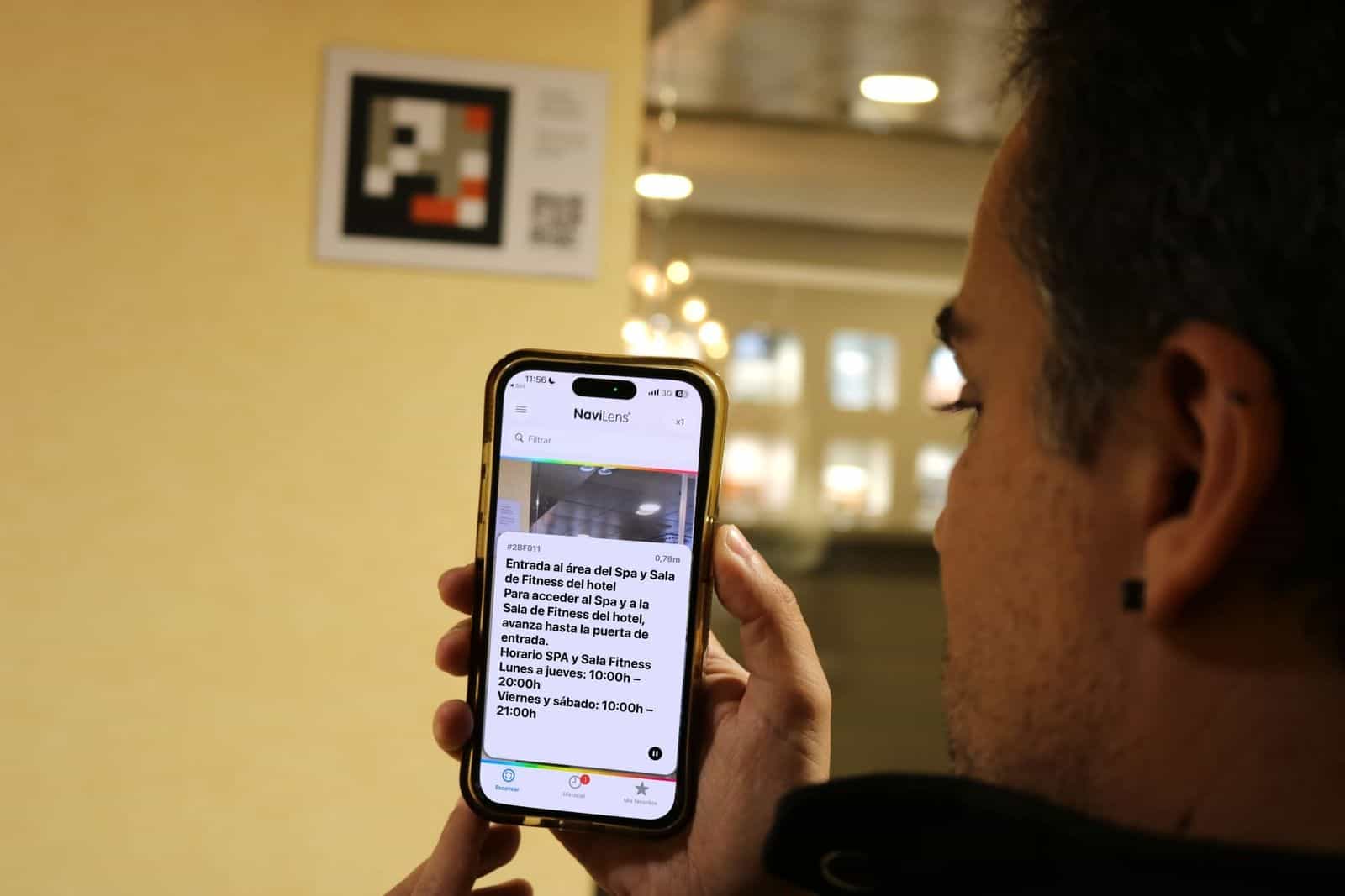 AR Diamante BeachでNaviLensコードをスキャンするゲスト