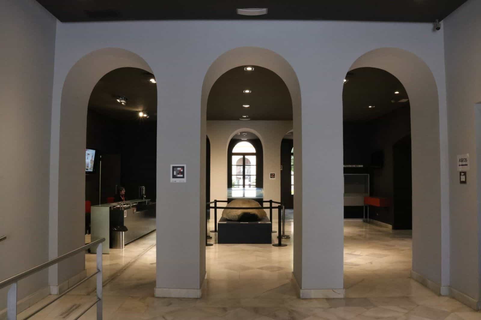 Atrio con archi, meteorite e codice