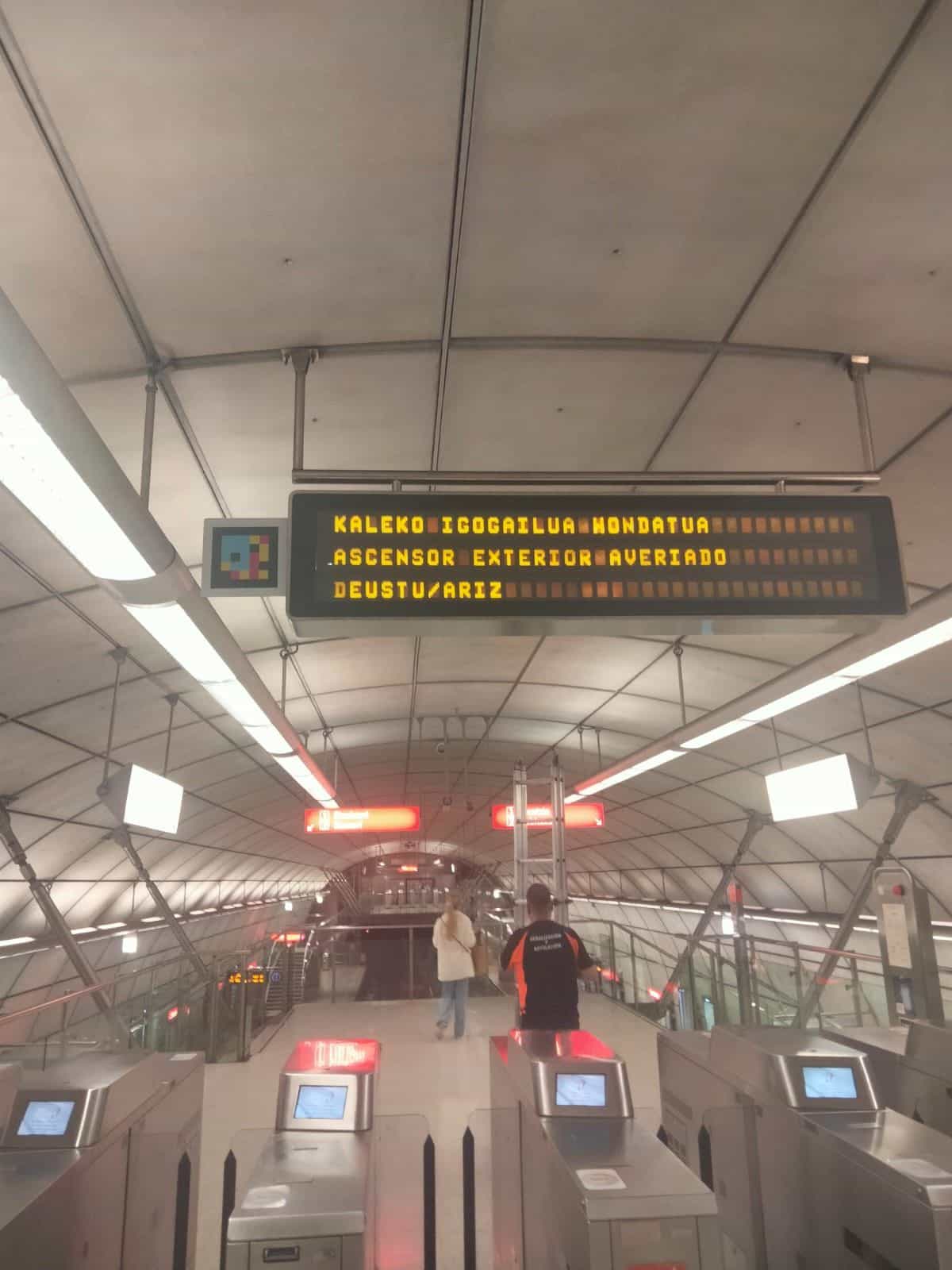 Metro Bilbao — Hinweise in Echtzeit mit NaviLens-Code neben dem Element