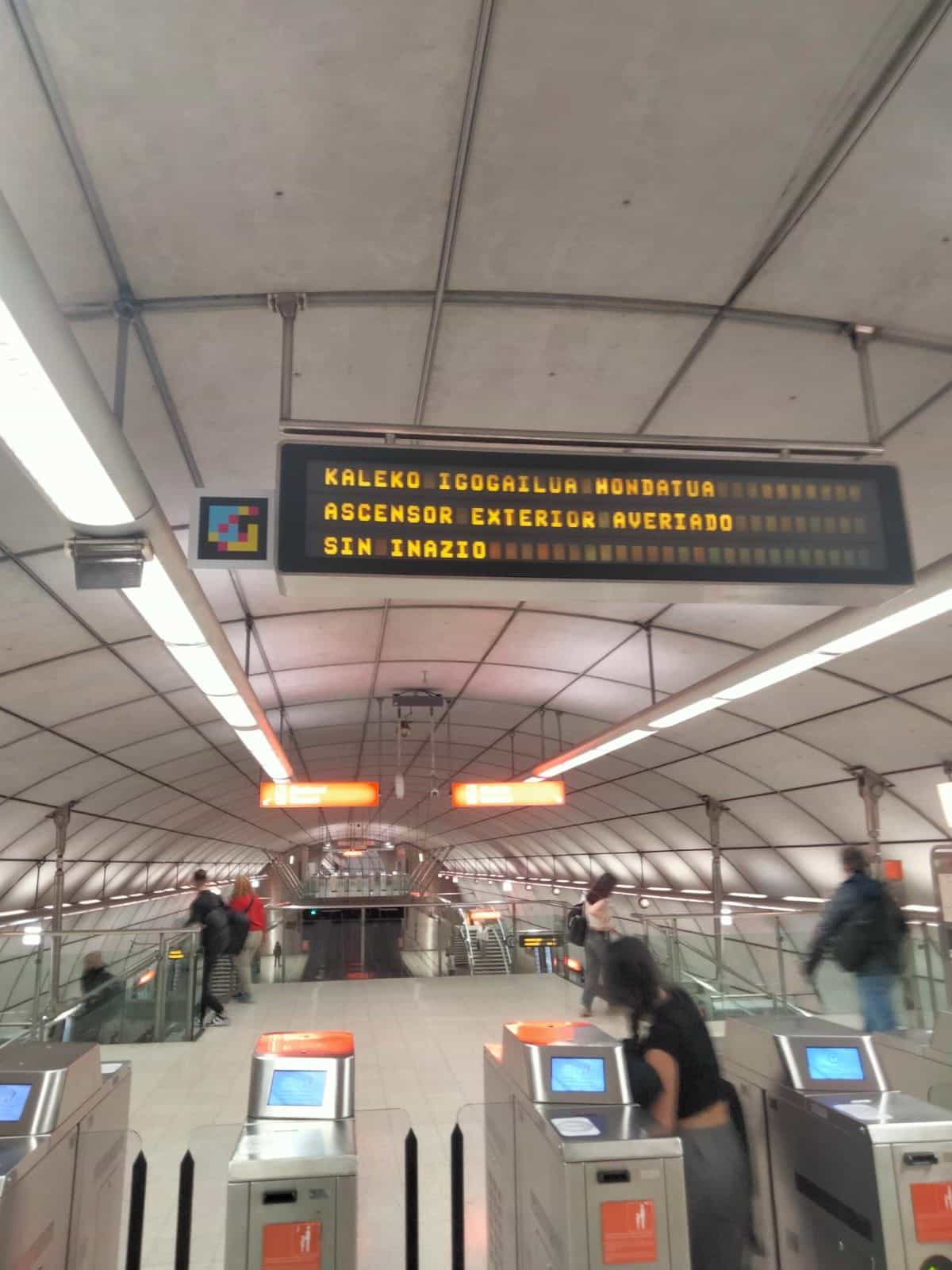 Metro Bilbao — Hinweis Außenaufzug außer Betrieb mit NaviLens-Code neben dem Element