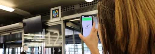 Acceso a Vía 12 en Atocha para embarque de AVE con un código NaviLens detectable a varios metros sobre el panel y la banda podotáctil