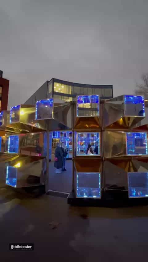 Emergence (Leicester) — Visitatori che percorrono l’opera