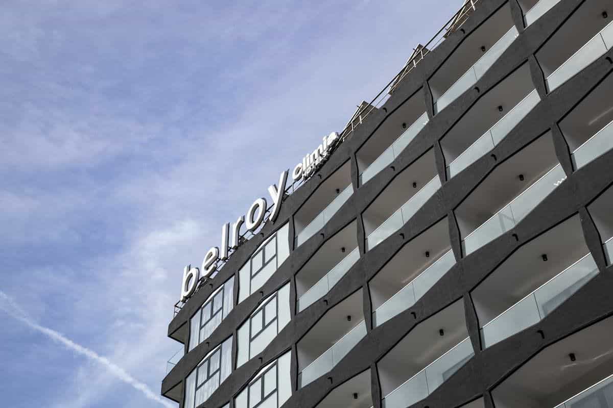 Luftaufnahme des Climia Belroy mit Fassade und Balkonen über der Avenida del Mediterráneo in Benidorm, umgeben von Palmen und Stadt