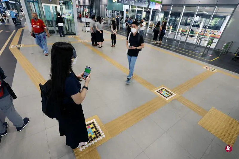 Woodlands ITH — erster Umsteigepunkt in Asien mit NaviLens auf den taktilen Bodenindikatoren — Singapur
