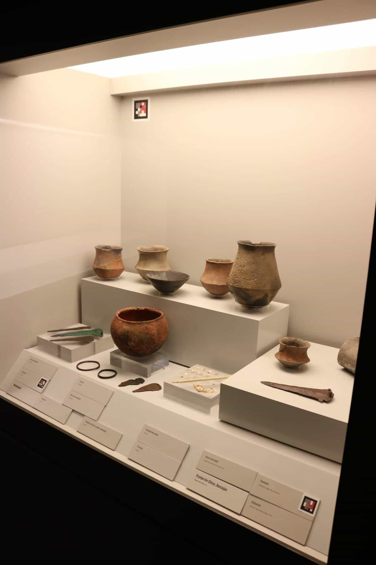Vetrina di bronzi e punte con codici
