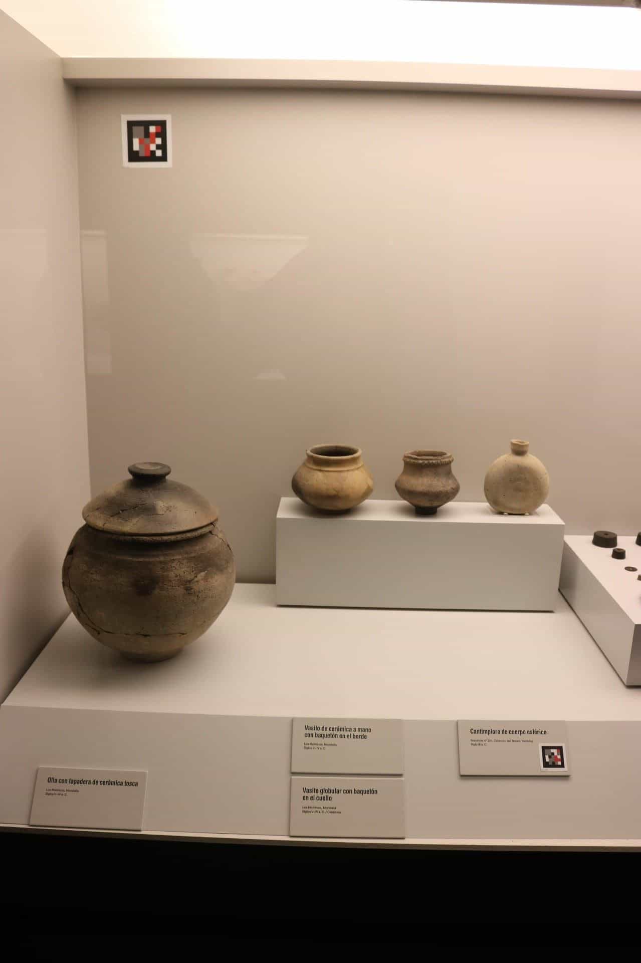 Vetrina di ceramica iberica con codici