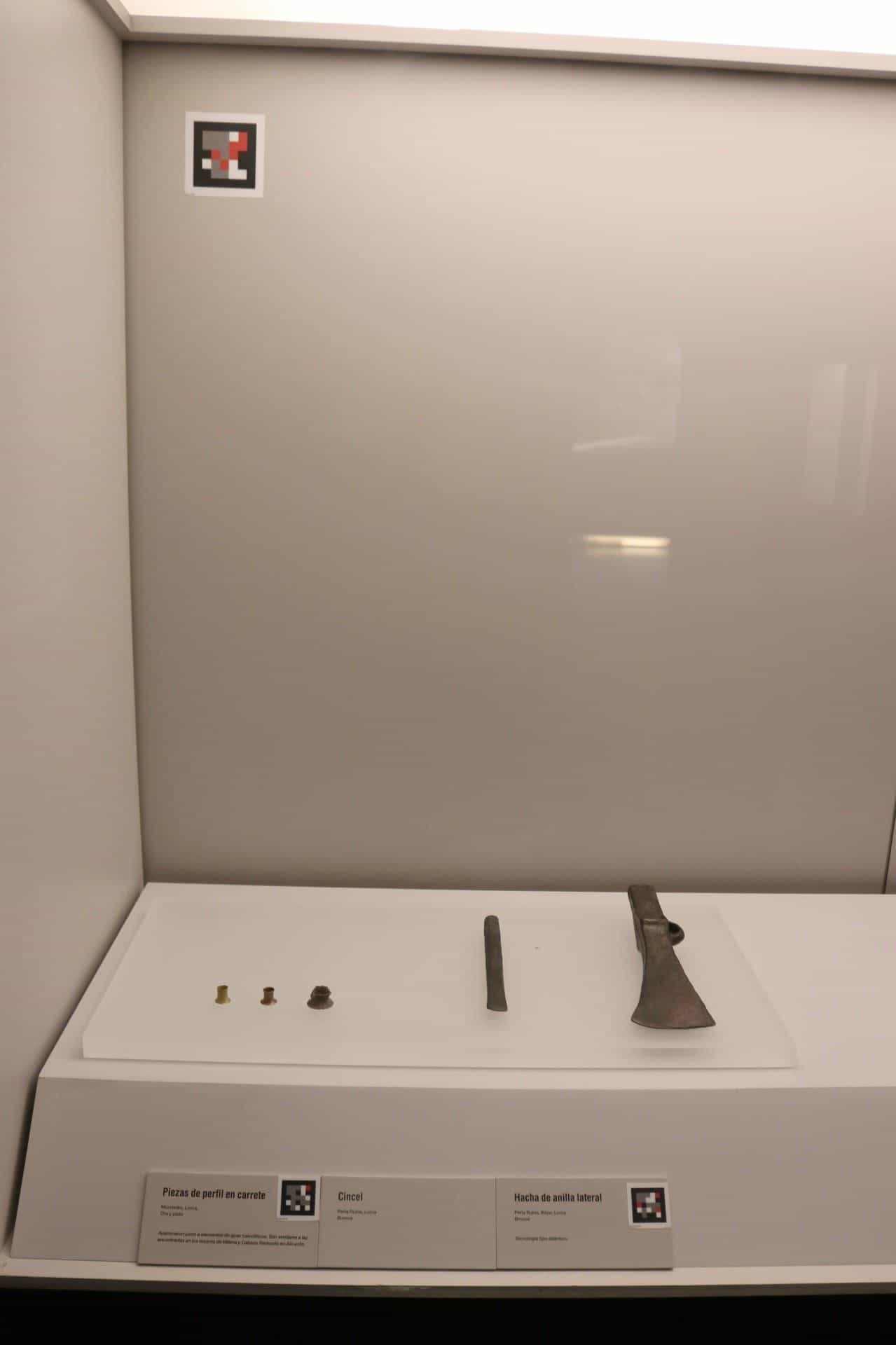 Vetrina di ascia e scalpello con codici