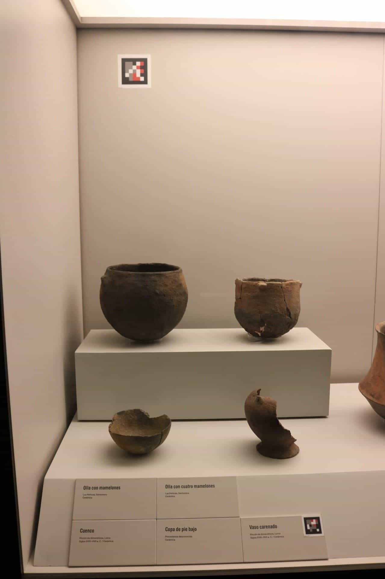 Vetrina di pentole con bugne e codici
