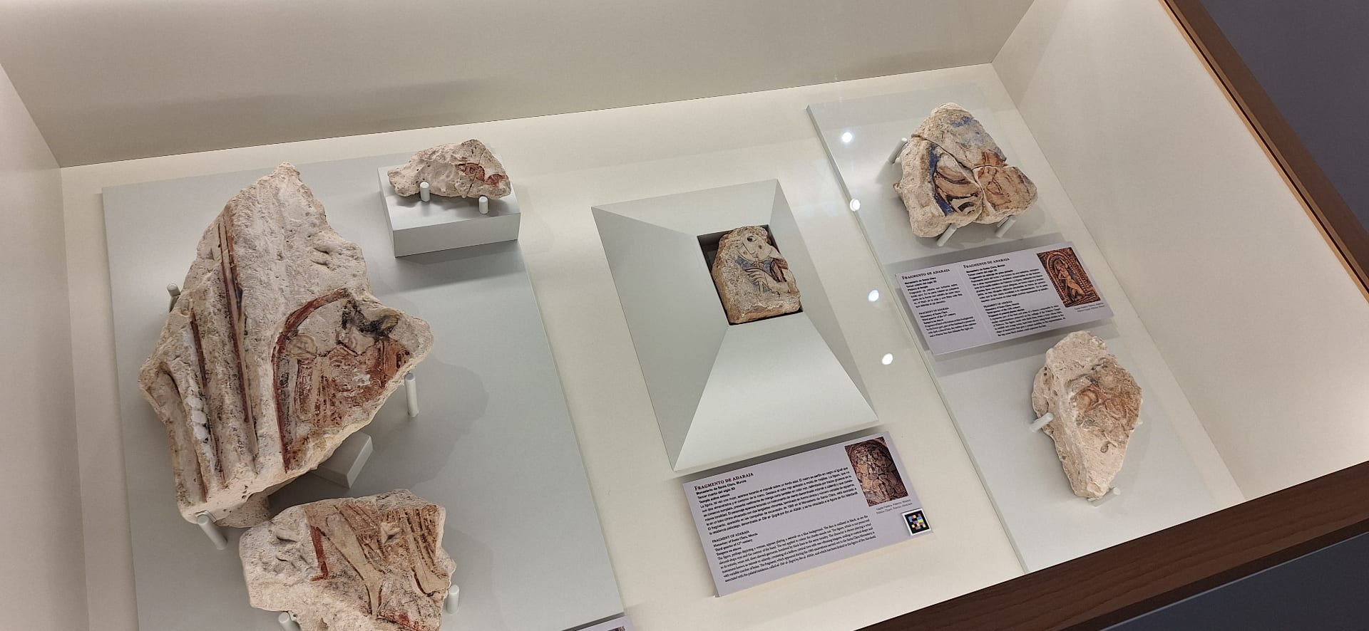 Vitrina con fragmentos de adaraja policromados y código NaviLens