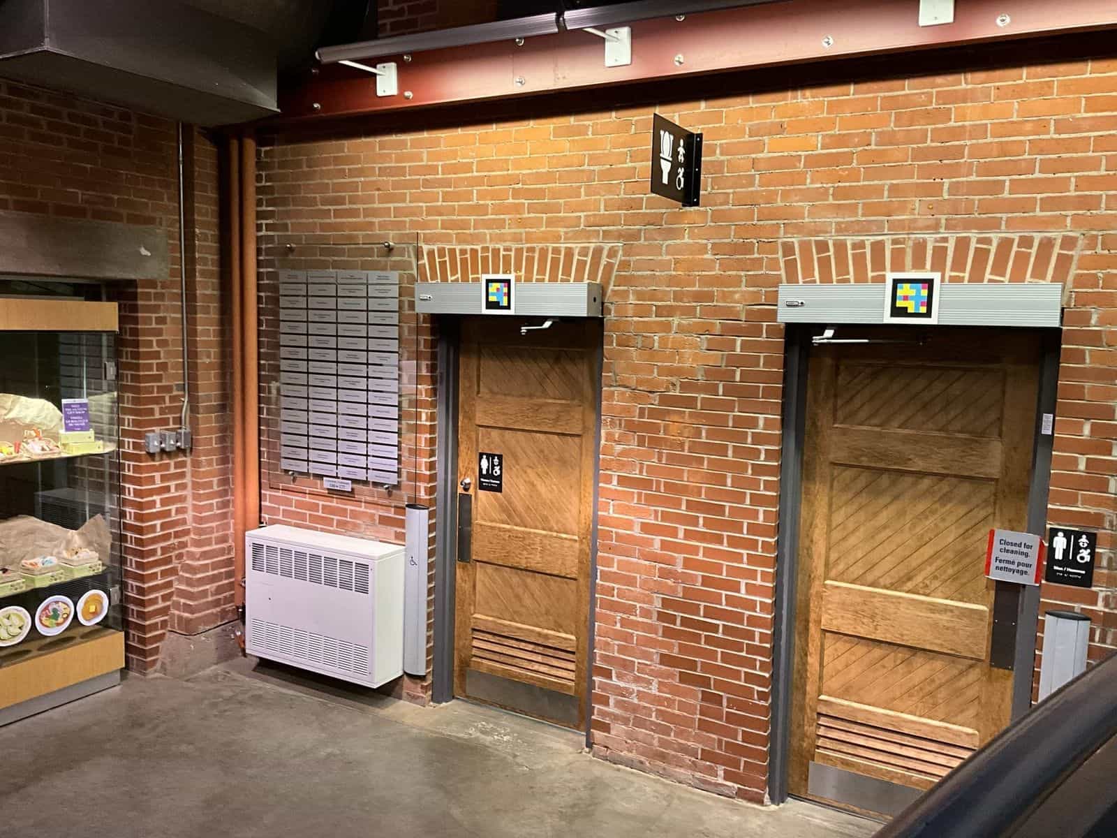Pier 21 — Washrooms / toilettes con código NaviLens