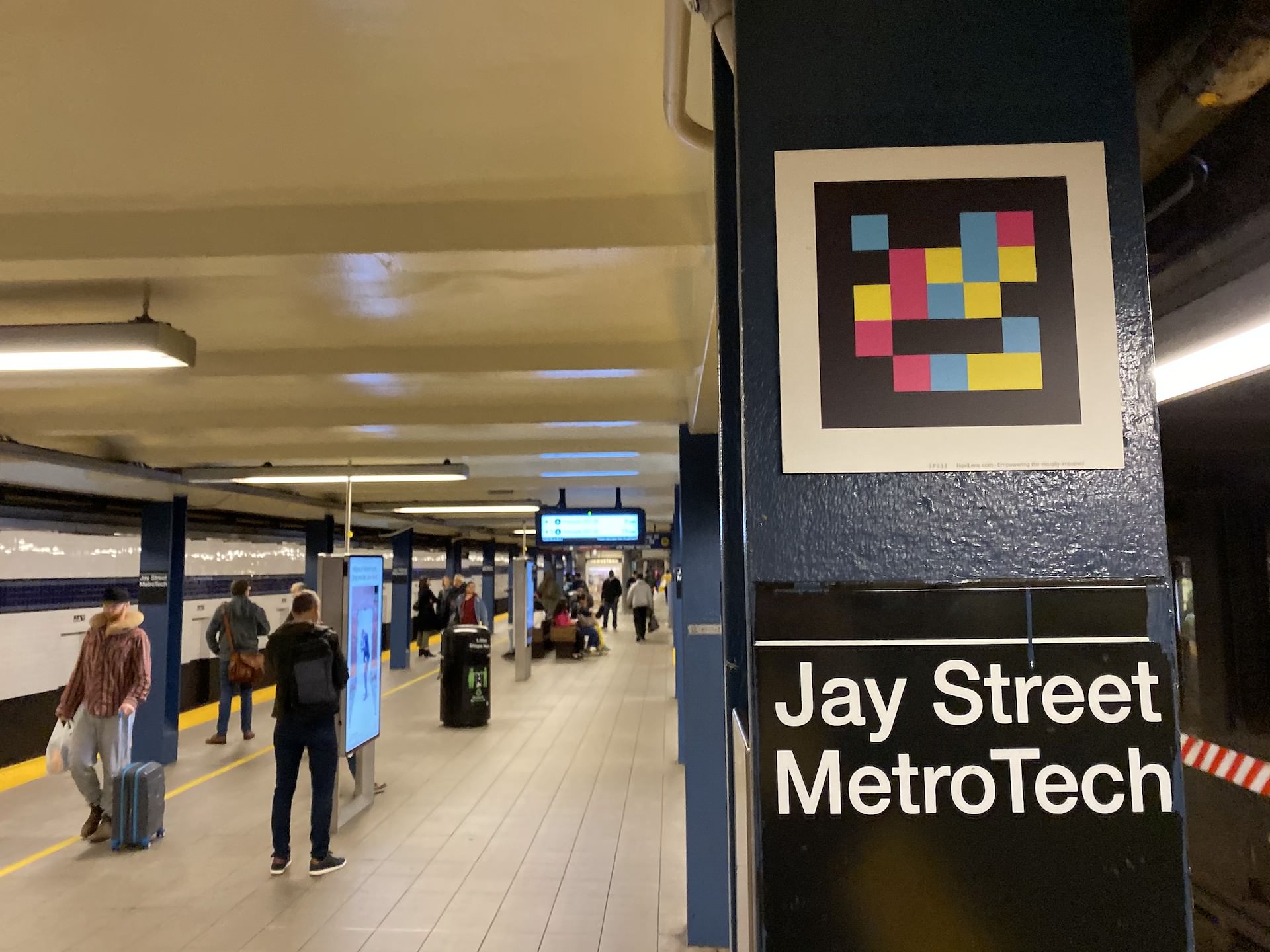 Código NaviLens en una de las entradas de la estación Jay St del Metro de Nueva York.